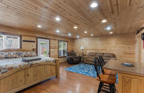 Mr Hills Mercantile Cabin with a hot tub - Photo 2