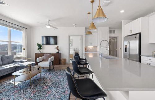 Bright Spacious 2BR 2BA Open Layout - Foto 6