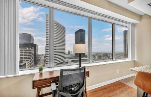 Luxury High-Rise w/ City View | Paid Parking | Gym - Photo 7