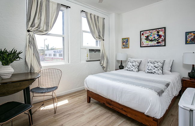 Beautiful Studio Near Hollywood! Sleeps 2! - Photo 2