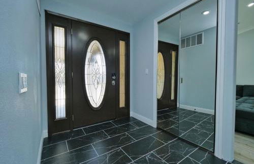 Renovated 5 Bd 3 Ba AC Private Deck Lawn - Foto 15