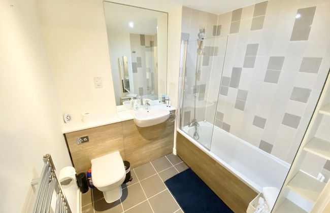 2-bed Apartment Parking Deep Cleaned Professionally - Foto 7