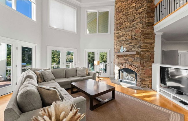 Lakefront 6bdr, Priv Dock, Game Room, Firepit Jake's Lake House by Avantstay - Foto 18