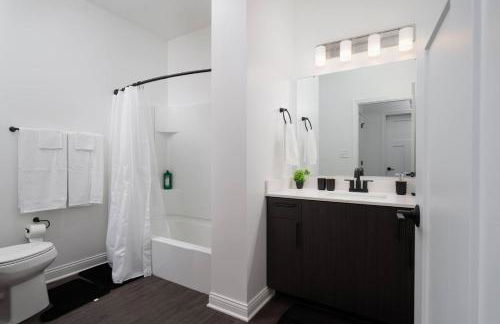 Radiant Vibes Spacious 2BR 2BA 2 King Beds Gym WFH - Foto 23