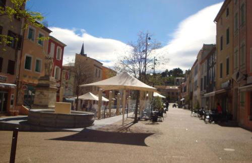 Leucate,cadre arboré,ombragé,sous les cyprès - Foto 18