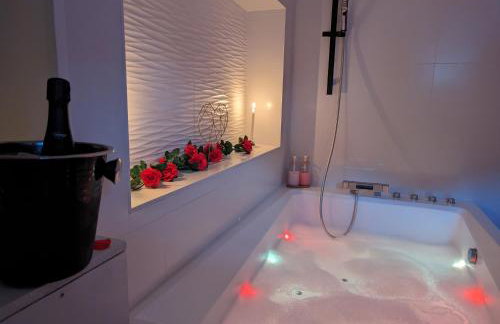 Love Room Perpignan Jacuzzi & Ambiance romantique - Foto 12