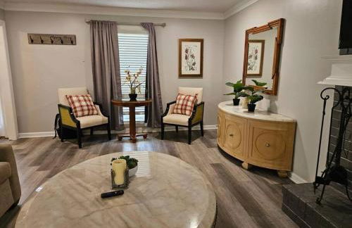 Luxury Pool with King beds Near Shops and Dining - Foto 8