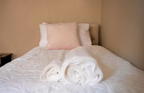 Stylish Flat in Wolverhampton - Short and long Stay with Free Parking - Photo 6