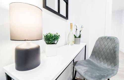 The Desborough Residence - Bright 1BR with Sofa Bed, Modern Lounge & Free Secure Underground Parking - Foto 31