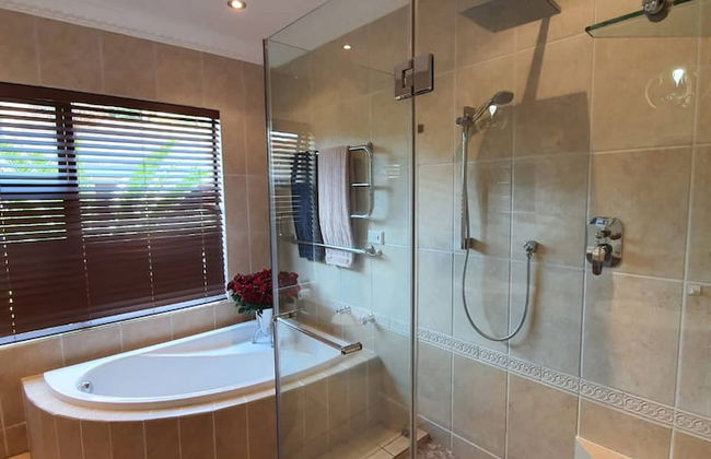 Or Tambo Airport Holiday Home - Photo 23