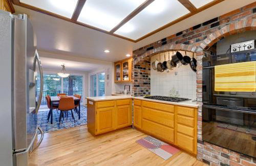 Spacious Grants Pass Home with Hot Tub and River Views - Foto 11