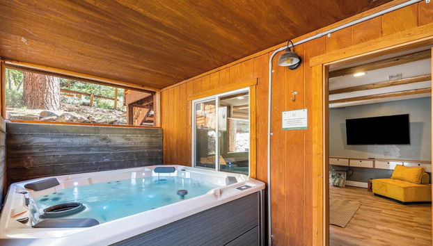 10 Mins to the Lake, Hot Tub & Game Room, Modern Cabin Bearpaw by Avantstay - Foto 2, Interior