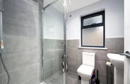 Modern and Bright Home Minutes From Central London - Pass the Keys - Foto 17