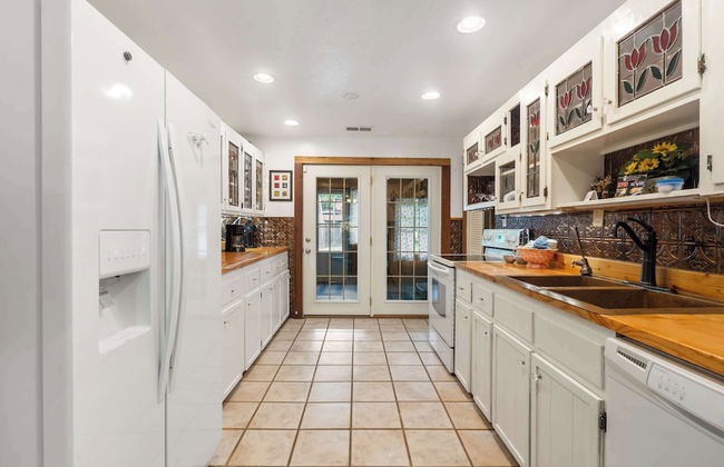 The Cozy Cottage Getaway - Private Pool & Hot Tub - Photo 8