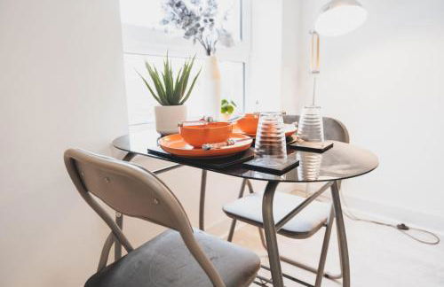 Top Floor 1BR Wishaw Flat with Parking - Foto 26