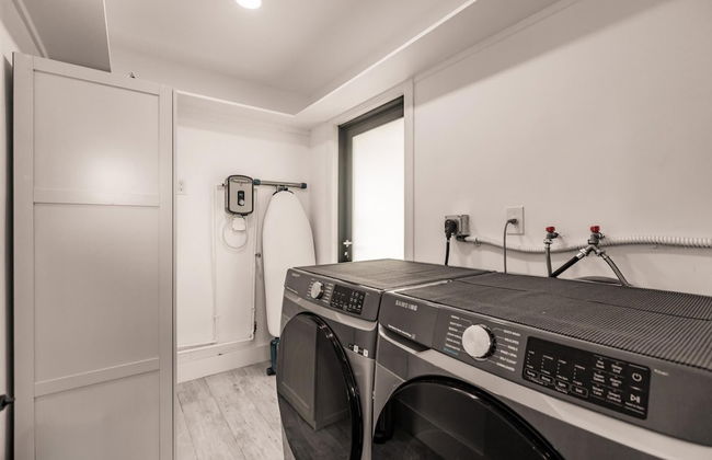 Modern Spacious Home With Pool Jacuzzi - Photo 34