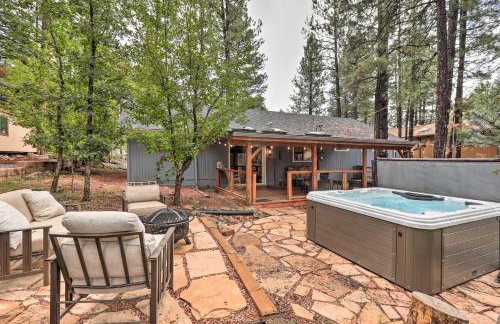 Hot Tub and Patio Pet-Friendly Cabin in Munds Park! - Foto 18