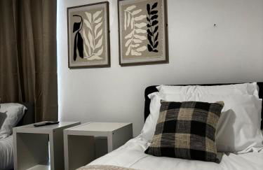 Comfortable 3BR Home, Guests 7, Fast Wi-Fi, & Nearby Pubs - Foto 3