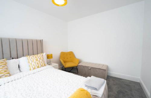 Entire Modern Home with Private Parking for 6/8 Persons - Photo 2