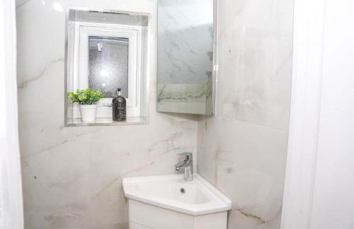 Large 4 Bedroom House Near Heathrow and M4 Free Parking - Foto 7