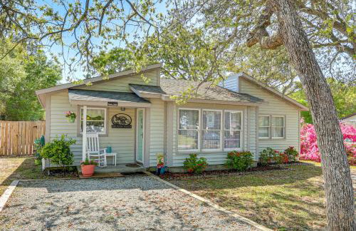 Oak Island Home w/ Fenced Yard, Walk to Long Beach - Foto 2