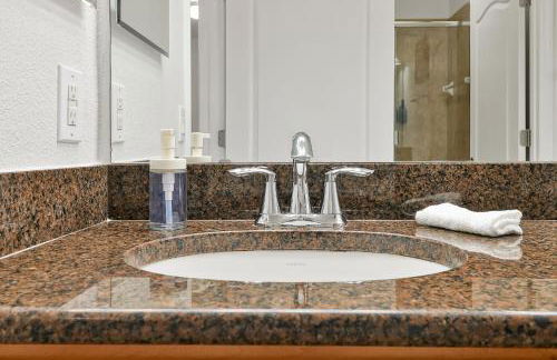 Trendy Retreat - Great Location - Fully Loaded - Foto 66