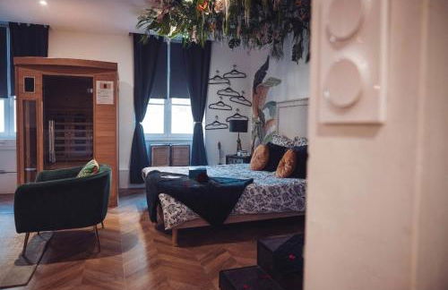 Spa-Sauna-Ciel de pluie tropicale-Champagne Nuit Romantique - Escapade Mâconnaise - Foto 8