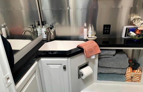 Huge Airstream is Perfect for a Family Getaway - Foto 7