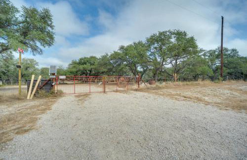 Happy Haven | Hill Country Couples Cabin Retreat - Foto 26