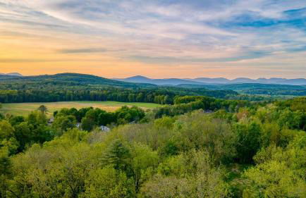 Relax in Style at Historic Modern on Main with Modern Amenities Wooded Views - Foto 16