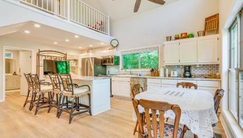 Lakefront Retreat with Multi-Level Deck and Dock! - Foto 4