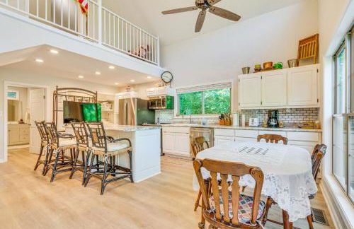 Lakefront Retreat with Multi-Level Deck and Dock! - Foto 4