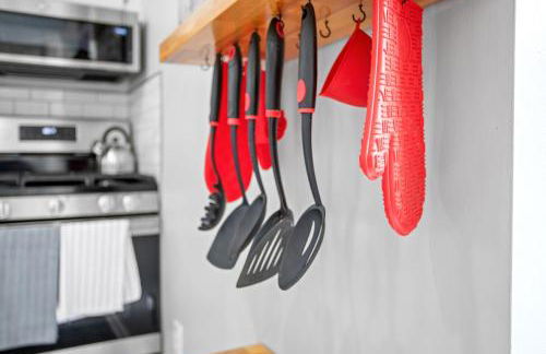 Luxe Suite with Pool Table, King Bed, 3 TVs, & Free Parking - Foto 55