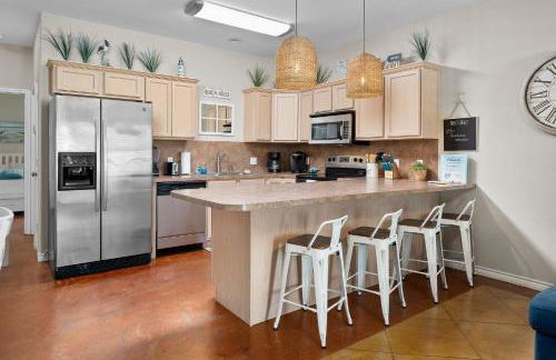 Sunny Townhome with Pool Access about 1 Mi to Beach - Foto 8