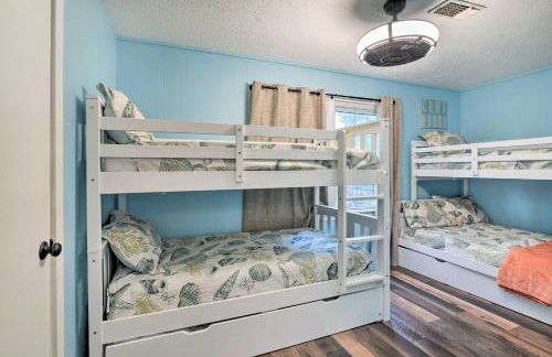 Galveston Group Getaway with Private Yard and Fire Pit - Foto 17