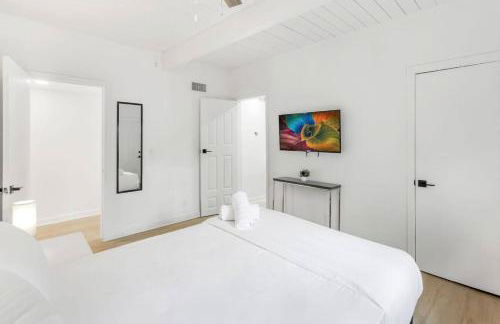 Oakland Oasis 4BDHeated PoolSpa5min to beach - Photo 18