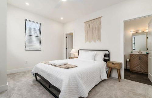 Luxury Escape 4BR 3 bath Oasis in Historic Old Town - Foto 33