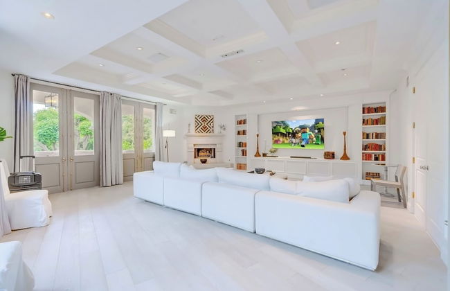 Carolwood - Modern Tuscan Villa With Rolling Lawns and Loggia in Holmby Hills - Photo 27