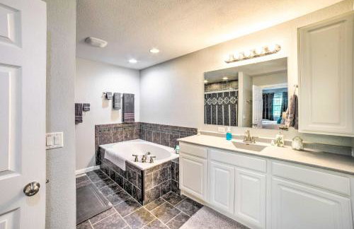 Bloomington Family Home - Private Deck and Yard - Foto 15