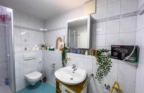 KUELhome - STYLISCHE ZENTRALE WOHNUNG MIT KÜCHE UND PARKPLATZ IN SEITENSTRAẞE - Foto 30