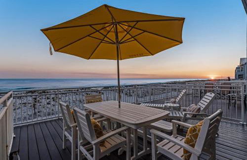 Dog-friendly beachfront dream with a wet bar & two furnished balconies - Foto 47