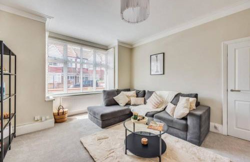 Beautiful 5 Bedroom 4 Bathroom House in W6 by Yoko Property - 10 minute's to Central London - Free Parking, Fast WiFi, Work Desks and SmartTVs with Disney and Netflix - Foto 25