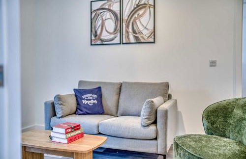 2-BR Near Salford Royal - City & Town Centre View - 1 Minute to Train & Tram Station - Sleeps 6 - Foto 32