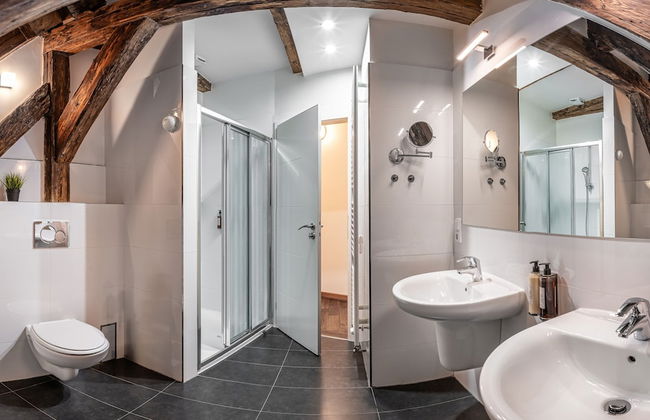 4 Arts Apartments by Adrez Living - Photo 36