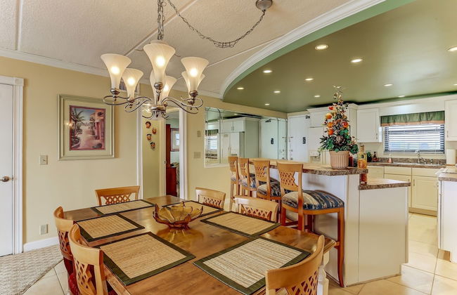 Tastefully Decorated Condo with Scenic Beach Views by RedAwning - Foto 27