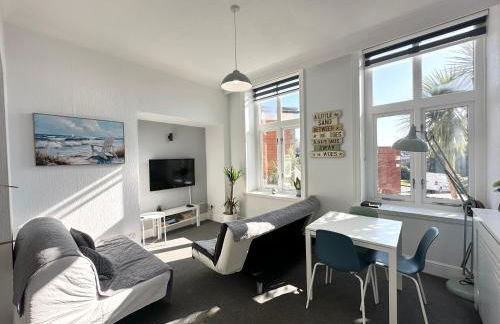 Burlington Mansions - FREE ALLOCATED PARKING - 8 mins walk to the beach - Gym - Pool Table - Brought to you by Coastline Retreats - Photo 19