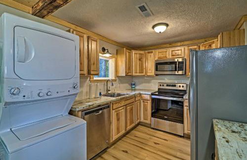 Cozy Cabin with Backyard Oasis 11 Mi to Marina - Foto 9