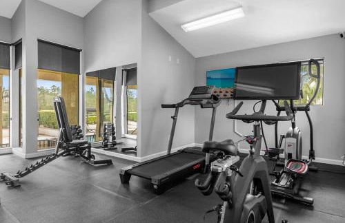 Cozy & Elegant 4BR Enchanted Townhouse - 1 Mile to Disney with Resort Pool, Gym, & Jacuzzi - Photo 35