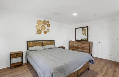 Beach house - 3BR Beach Gem - 30ft to Sand & Walk to Amusement Park - Foto 27