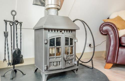 The Studio - Photo 4